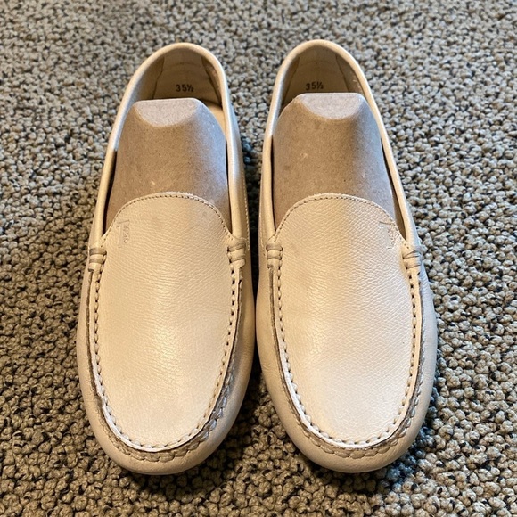 Tod’s Cream Driving Moccasins Size 35 1/2 or 5.5-6 US in EUC - Picture 1 of 11